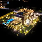 Villa Vacation Marbella I Martinica, Turquoise Heated Pool, Rooftop Hot Tub With Sea View, Cine Room, Night Security, Alarm System, 5 Min To The Estepona
