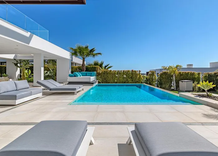 Vacation Marbella I Martinica, Turquoise Heated Pool, Rooftop Hot Tub With Sea View, Cine Room, 5 Min To The Estepona