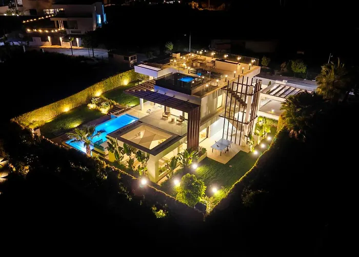 Villa Vacation Marbella I Martinica, Turquoise Heated Pool, Rooftop Hot Tub With Sea View, Cine Room, 5 Min To The Estepona