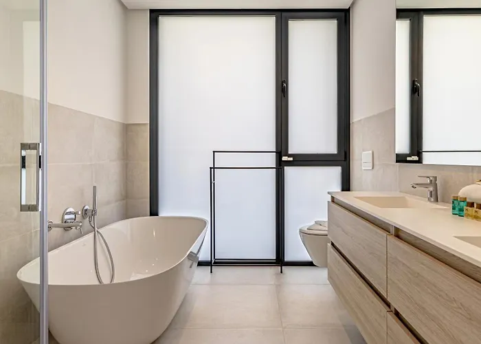 Villa Vacation Marbella I Martinica, Turquoise Heated Pool, Rooftop Hot Tub With Sea View, Cine Room, 5 Min To The Estepona